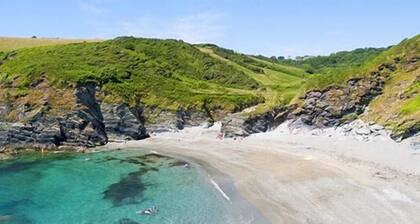 Private garden & central location within 5 min walk of town