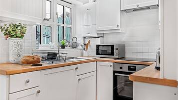 Een koelkast, een microgolfoven, een oven, een kookplaat