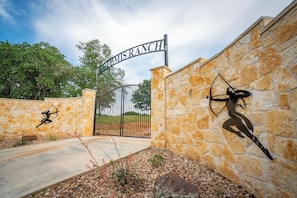 Property grounds - Exquisite Hill Country Cottage-Giraffe experiences, millions of bluebonnets now! (Lometa)