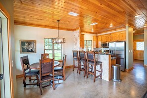 Dining - Exquisite Hill Country Cottage-Giraffe experiences, millions of bluebonnets now! (Lometa)