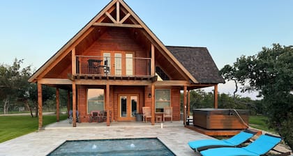 Vista Cottage & Pool on Exquisite Hill Country Ranch Giraffes, rhino & Zebras
