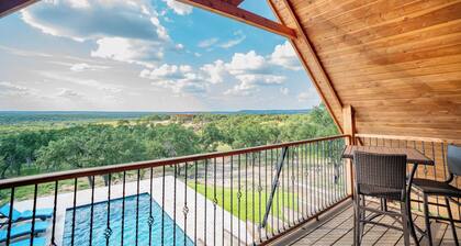 Vista Cottage & Pool on Exquisite Hill Country Ranch Giraffes, rhino & Zebras