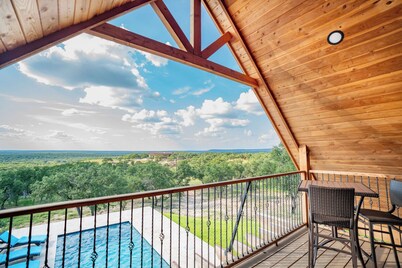 Vista Cottage & Pool on Exquisite Hill Country Ranch Giraffes, rhino & Zebras
