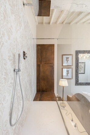 Dusche, Haartrockner, Handtücher