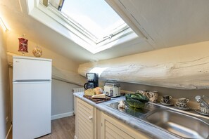 Kühlschrank, Mikrowelle, Wasserkocher mit Kaffee-/Teezubehör