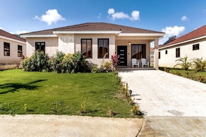 Exterior - Leah's Retreat! 3-bedroom, house located 5 minutes from Ocho Rios attractions.  (Ocho Rios)