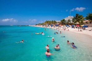 Beach - Leah's Retreat! 3-bedroom, house located 5 minutes from Ocho Rios attractions.  (Ocho Rios)