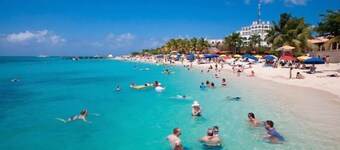 Leah's Retreat! 3-bedroom, house located 5 minutes from Ocho Rios attractions. 