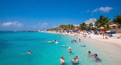 Leah's Retreat! 3-bedroom, house located 5 minutes from Ocho Rios attractions.