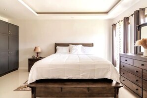 3 bedrooms, free WiFi, bed sheets - Leah's Retreat! 3-bedroom, house located 5 minutes from Ocho Rios attractions.  (Ocho Rios)