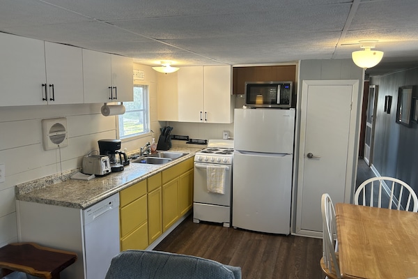 Køleskab, mikrobølgeovn, ovn, kogeplade