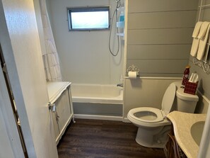 Toallas, jabón, shampoo, papel de baño 