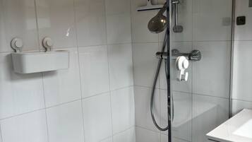Douche, sĂšche-cheveux, savon, papier toilette