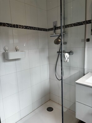 Dusche, Haartrockner, Seife, Toilettenpapier
