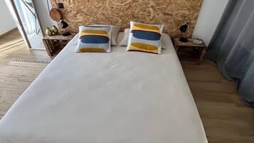 1 habitación, escritorio, tabla de planchar con plancha y cuna de viaje