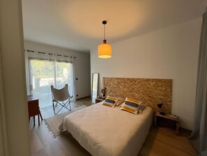 1 bedroom, desk, iron/ironing board, travel cot - Contemporary villa for 2 people, private pool, enclosed grounds  (San-Gavino-Di-Carbini)