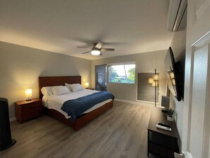 1 camera, una scrivania, ferro/asse da stiro, culla da viaggio