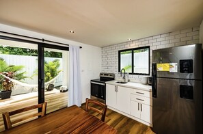 Kjøleskap, ovn, kokeplater og kaffetrakter/tekoker