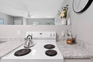 Een koelkast, een koffiezetapparaat/waterkoker