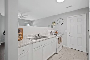 Een koelkast, een koffiezetapparaat/waterkoker