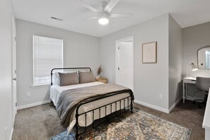 2 makuuhuonetta, memory foam -patjalliset sängyt, ilmainen Wi-Fi