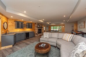 Una Smart TV, una chimenea