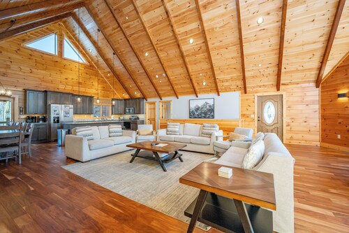 Spacious Mountain Lodge w/ Hot Tub & Fire Pit