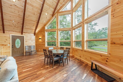 Spacious Mountain Lodge w/ Hot Tub & Fire Pit