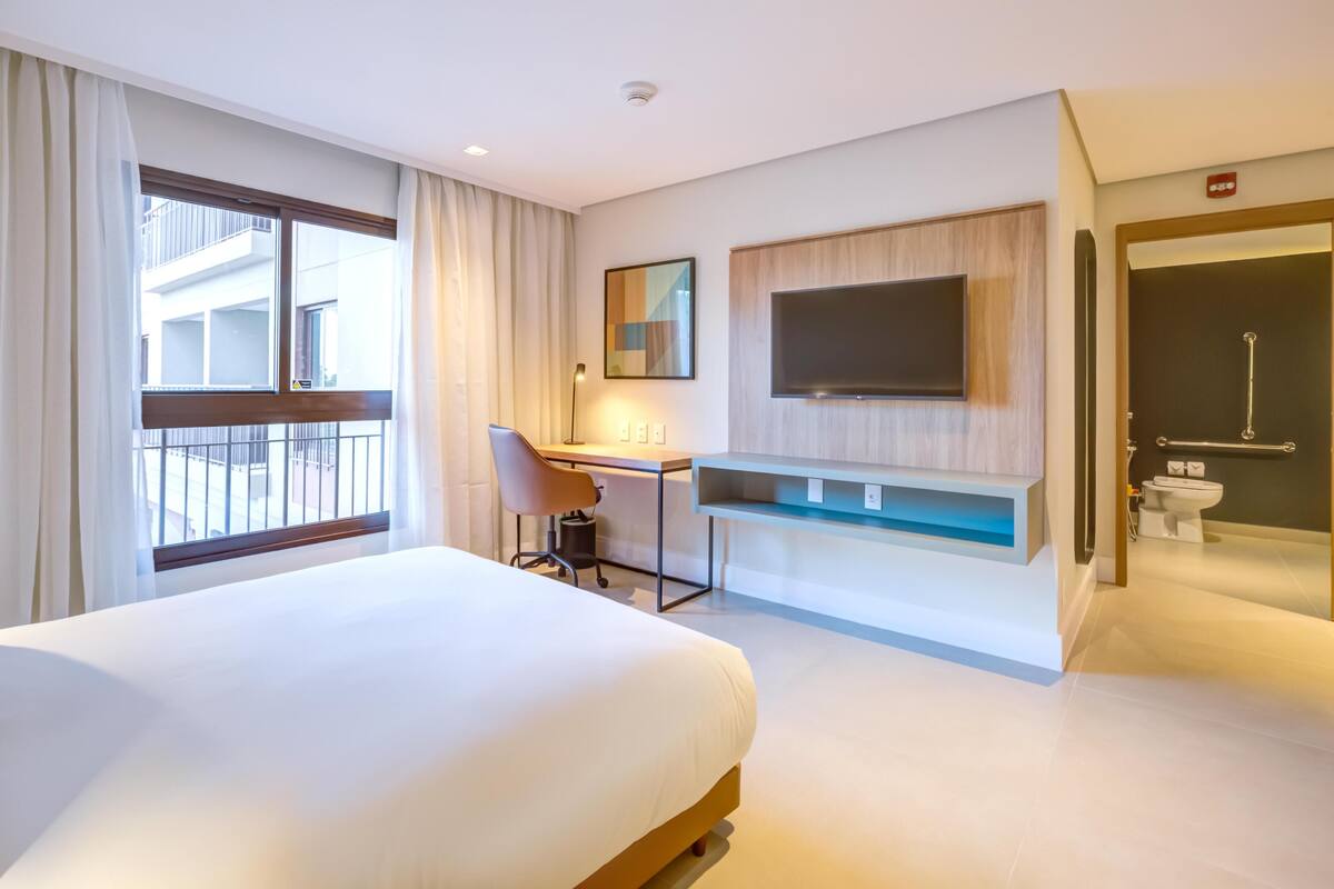 Minibar, WiFi (free), individually decorated, bed sheets