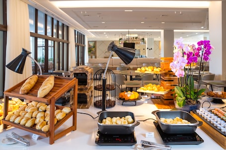 Café da manhã com buffet grÔtis todos os dias