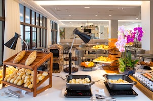 Café da manhã com buffet grátis todos os dias