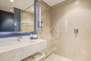 Habitación Deluxe, 1 cama King size | Baño | Regadera, regadera tipo lluvia, secadora de cabello, toallas 
