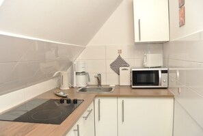 Réfrigérateur, micro-ondes, plaque de cuisson, cafetiÚre/bouilloire