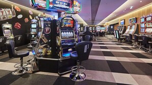 Un casino amb diverses màquines escurabutxinades i zones de bar.