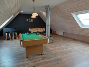 Games room - Villa ***** 50m from the beach, relaxation area with SPA, billiards & table soccer (Plouescat)