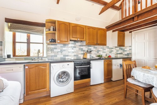 2 Bed cottage, log burner. Pet friendly - 5 mins to nearest beach.