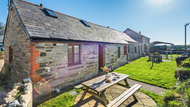 A stone cottage with a small garden and a picnic table. - 2 Bed cottage, log burner. Pet friendly - 5 mins to nearest beach. (Port Isaac)