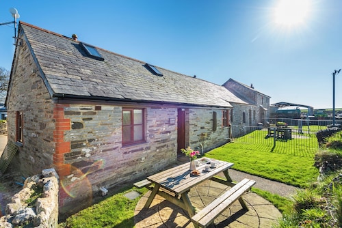 2 Bed cottage, log burner. Pet friendly - 5 mins to nearest beach.