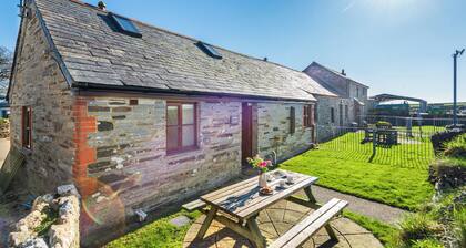 2 Bed cottage, log burner. Pet friendly - 5 mins to nearest beach.