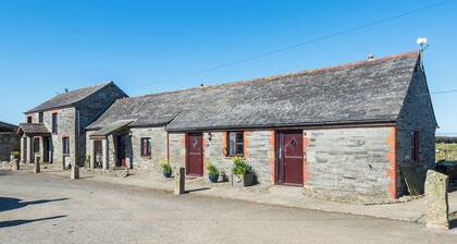 2 Bed cottage, original exposed beams. Pet friendly - 5 mins to nearest beach.