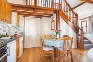 Dining - 2 Bed cottage, log burner. Pet friendly - 5 mins to nearest beach. (Port Isaac)