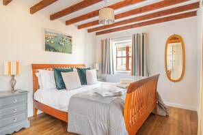 2 habitaciones, tabla de planchar con plancha y cuna de viaje 