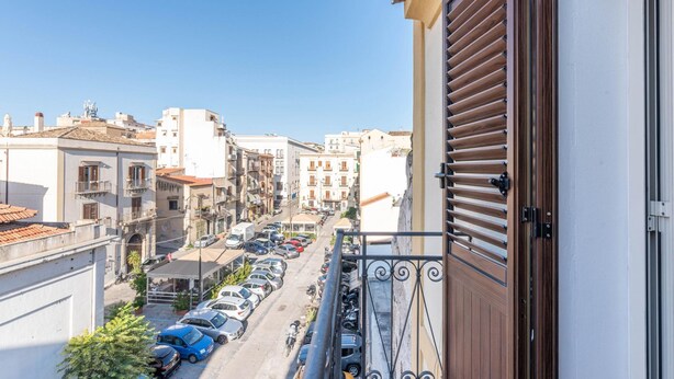A balcony with a view of a street lined with parked cars and buildings. - Sant Onofrio Mini Loft by Wonderful Italy (Palermo)