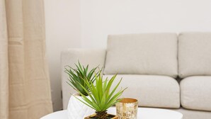 Ein Wohnzimmer mit einer Couch und einem Couchtisch.