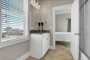 8 habitaciones, escritorio y tabla de planchar con plancha 