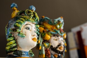 Un gros plan d’une sculpture en céramique aux motifs complexes et aux couleurs vives.
