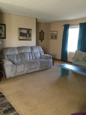 Smart-TV, Kamin, DVD-Player, Bücher