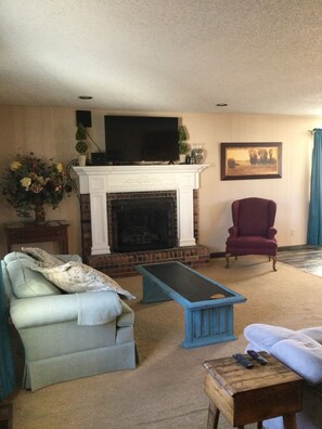 Smart-TV, Kamin, DVD-Player, Bücher