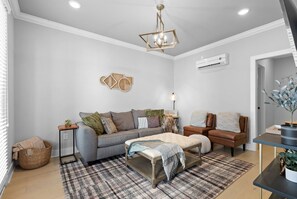 Living area - Luxurious, Pet-friendly Home in Amazing Location (Chattanooga)