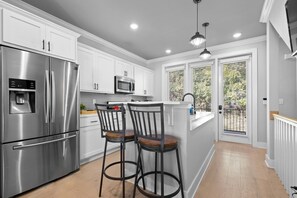 ثلاجة، ميكروويف، فرن، موقد طهي مسطح